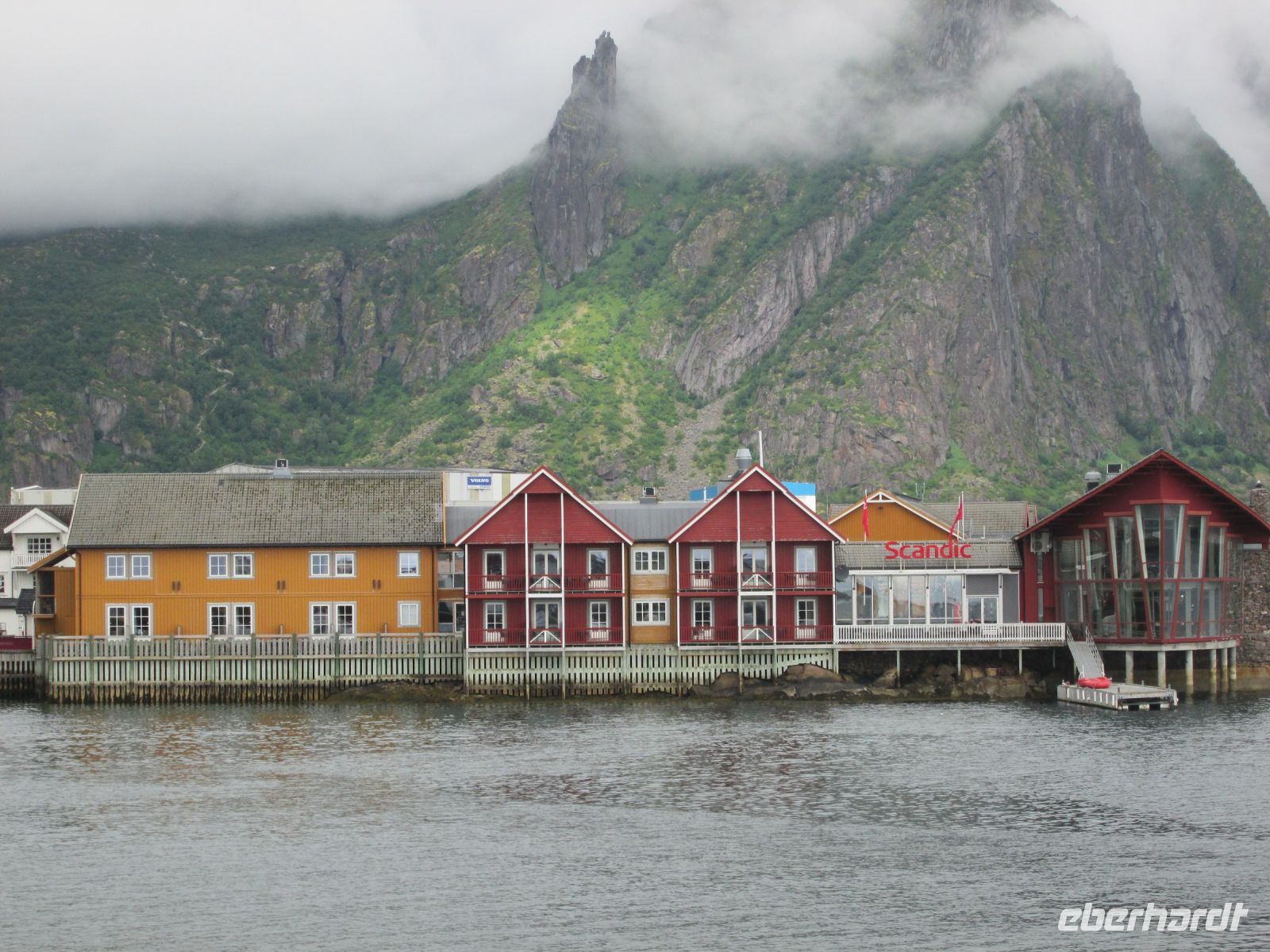 Hotel Scandic in Svolvaer/Lofoten mit Svolvaergeita-Berg &ndash; &copy; Heike Heinen (Eberhardt TRAVEL)