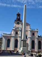 Stockholm, Obelisk und Sankt- Nikolai- Kirche &ndash; &copy; Karsten Fischer (Eberhardt TRAVEL)