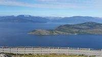 Außerplanmäßiges Abendessen am Gildetun - Blick auf Kvænangen und den Øksfjordjøkelen &ndash; &copy; Martin Büchner (Eberhardt TRAVEL)