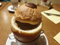 Traditionelle Pilzsuppe im Brötchen.jpg &ndash; &copy; Sophia Bär (Eberhardt TRAVEL)