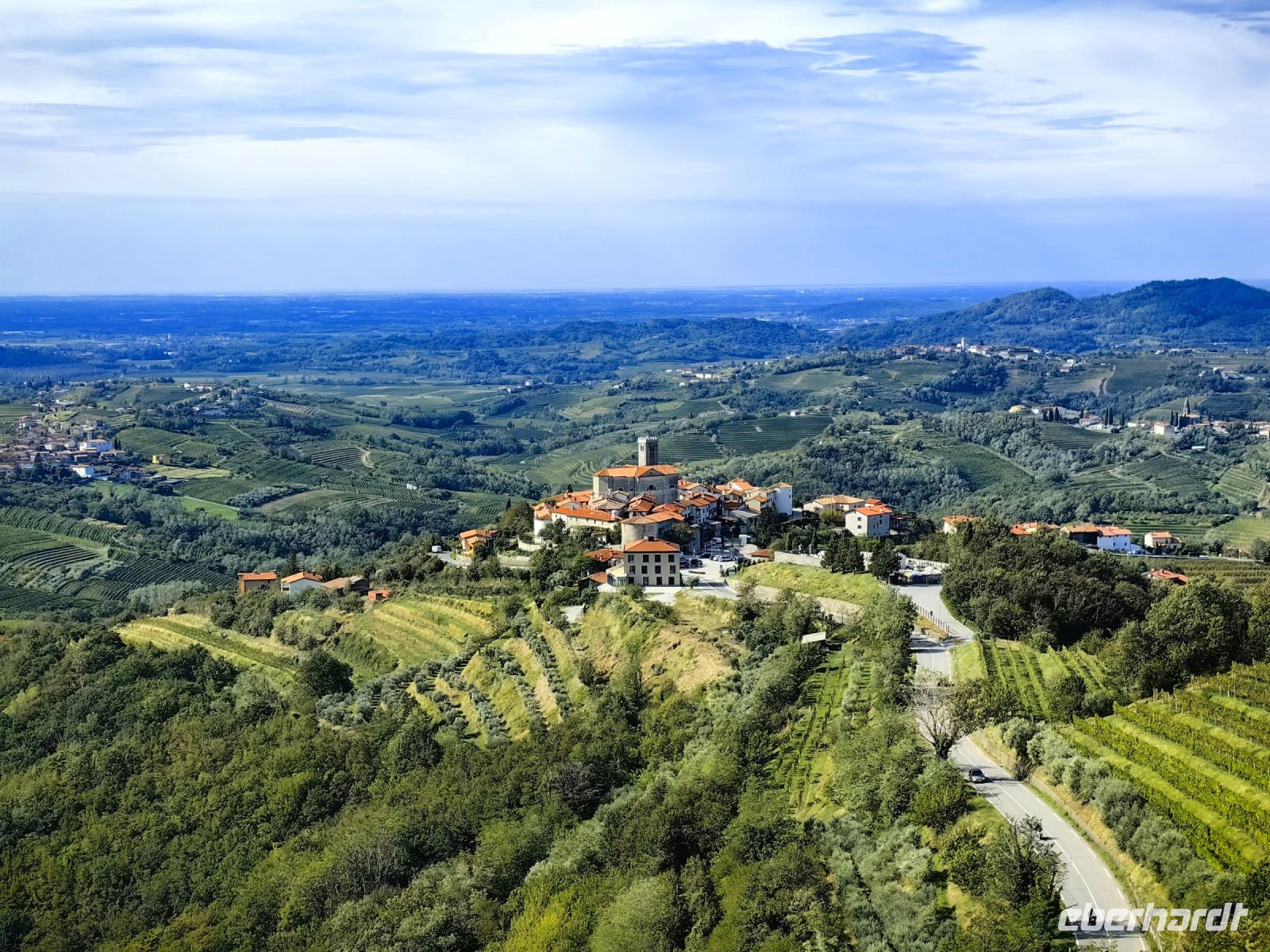 Brda, die kleinste Weinregion in Slowenien und das Örtchen Smartno &ndash; &copy; Simone Willner (Eberhardt TRAVEL)