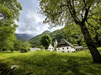 Kirche in Trenta bei schönem Wetter (Juni 2024) &ndash; &copy; Simone Willner (Eberhardt TRAVEL)