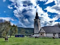 Unser Bus an der Kirche des Heiligen Paul in Stara Fuzina &ndash; &copy; Simone Willner (Eberhardt TRAVEL)