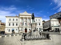Tartiniplatz mit Rathaus und der Statue von Giuseppe Tartini &ndash; &copy; Simone Willner (Eberhardt TRAVEL)