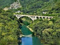 Die Solkanbrücke über der smaragdgrünen Soca &ndash; &copy; Simone Willner (Eberhardt TRAVEL)