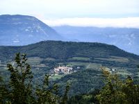 Karstdorf und typische Landschaft bei Stanjel &ndash; &copy; Simone Willner (Eberhardt TRAVEL)