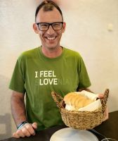 Norman serviert Brot  &ndash; &copy; Simone Willner (Eberhardt TRAVEL)