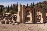 Madîna az-Zahra - Parade- und Exerzierplatz der kalifalen Truppen - links neben den rekonstruierten Bögen ist ein zusammengebrochener zu sehen &ndash; &copy; Andreas Böcker (Eberhardt TRAVEL)