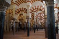 Sind in den älteren Teilen der Moschee die Bögen abwechselnd aus Ziegeln und Sandstein gemauert (gegen Erdbeben), sind hier im jüngsten Teil der Moschee die Ziegel nur aufgemalt. Gegen Erdbeben soll eine Bleischeibe zwischen Säule und Kapitell wirken. &ndash; &copy; Andreas Böcker (Eberhardt TRAVEL)