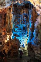Beleuchtete Tropfsteinhöhle im Upper Rock &ndash; &copy; Marcus Richter (Eberhardt TRAVEL)