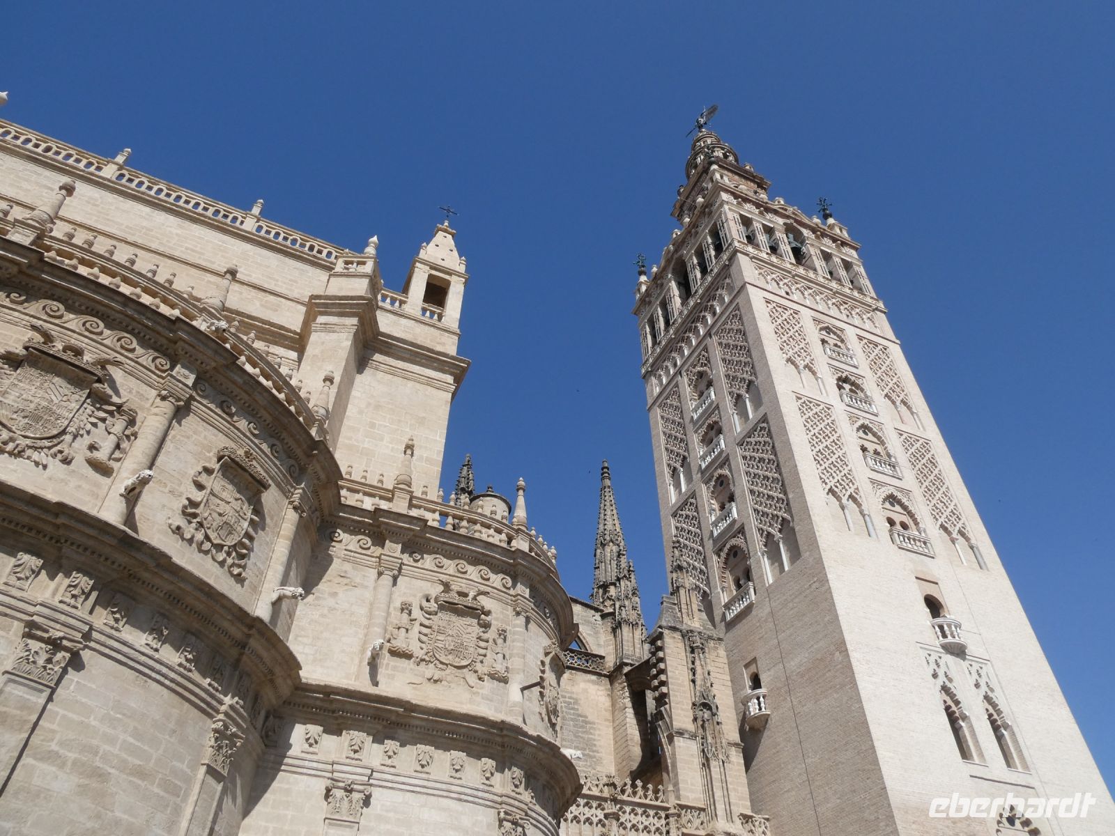 Blick in die Höhe der Giralda &ndash; &copy; Gina Egenolf (Eberhardt TRAVEL)