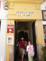 Weiter ging es mit einem kurzen Gang durch die berühmte Bar El Pimpi &ndash; &copy; Dominik Zilliken (Eberhardt TRAVEL)