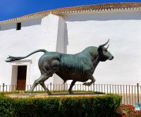Ein lebensgroßer Stier aus Bronze vor der Stierkampfarena in Ronda, Andalusien, Spanien. &ndash; &copy; Martina Wegener (Eberhardt TRAVEL)