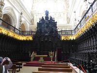 geschnitzte Täfelungen und Sitzplätze in der Mesquita &ndash; &copy; Enrico Lindner-Ehrenreich (Eberhardt TRAVEL)