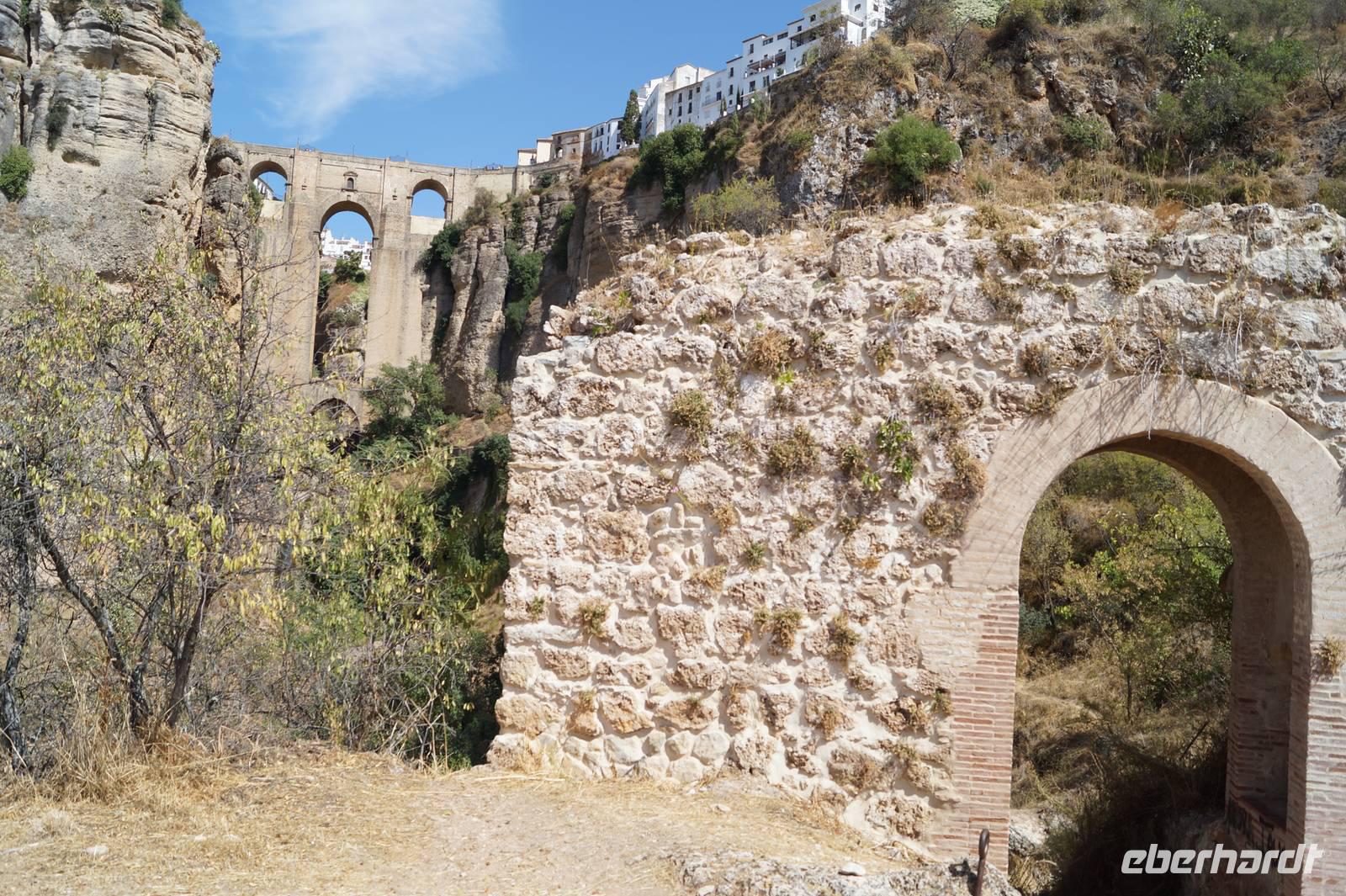 Puente Nuevo und mittelalterliches Stadttor &ndash; &copy; Andreas Böcker (Eberhardt TRAVEL)