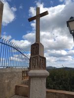 Stadt Artà - Kreuz an der Kirche - Mallorca &ndash; &copy; Marieta Beck (Eberhardt TRAVEL)