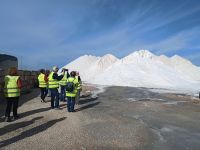 Unsere Gruppe bewundert die Salzberge - Salinen de Trenc - Mallorca &ndash; &copy; Marieta Beck (Eberhardt TRAVEL)