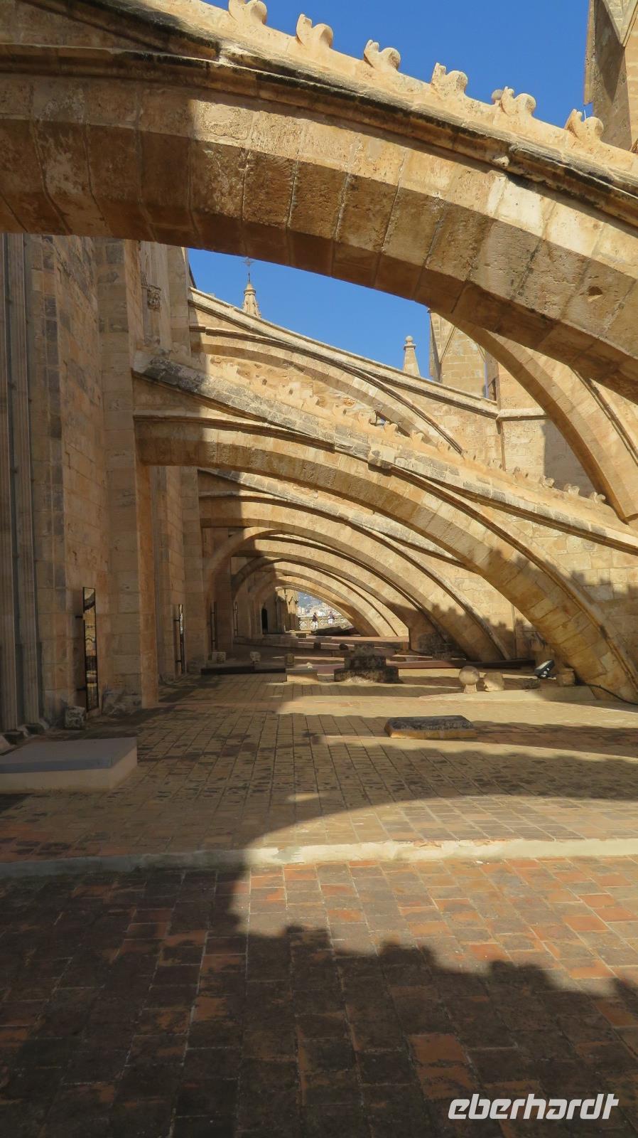 Terrassen der Kathedrale La Seu &ndash; &copy; Elena Hinz (Eberhardt TRAVEL)