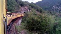 Gelber Zug fährt in Tunnel &ndash; &copy; Tilman Driessen (Eberhardt TRAVEL)