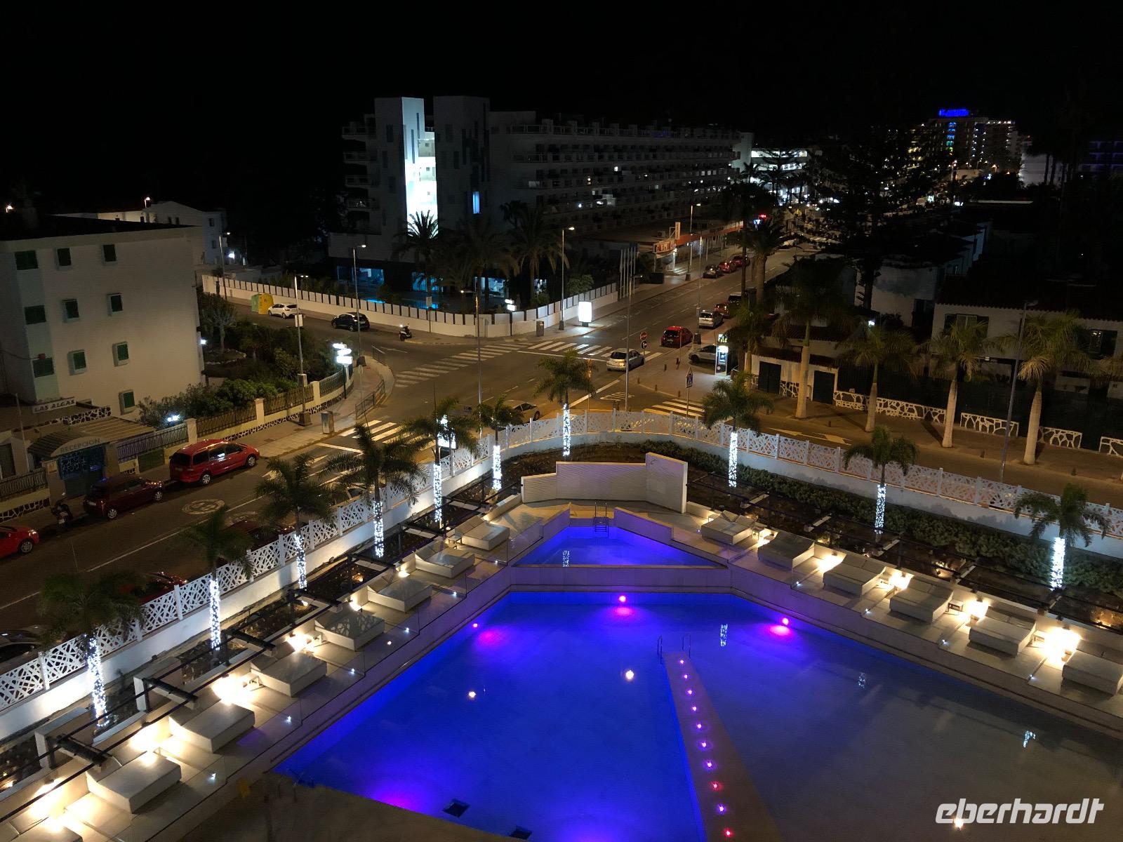Abendliche Beleuchtung des Hotelpools -Hotel Caserio Gran Canaria &ndash; &copy; Sabine C. Seifert (Eberhardt TRAVEL)