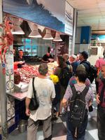 Erklärungen durch Reiseleiterin Gisela im Mercado Africa Santa Cruz de Tenerife &ndash; &copy; Sabine C. Seifert (Eberhardt TRAVEL)