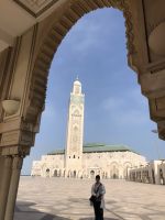 RLin Sabine vor der Hassan II. Moschee Casablanca &ndash; &copy; Sabine C. Seifert (Eberhardt TRAVEL)