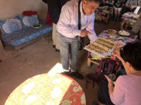 RL Mohamed reicht Kekse zum Tee &ndash; &copy; Sabine C. Seifert (Eberhardt TRAVEL)
