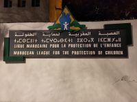 Arabisch - Tifinagh und Französisch sowie Englisch: Marokkanische Liga zum Schutz der Kindheit &ndash; &copy; Andreas Böcker (Eberhardt TRAVEL)