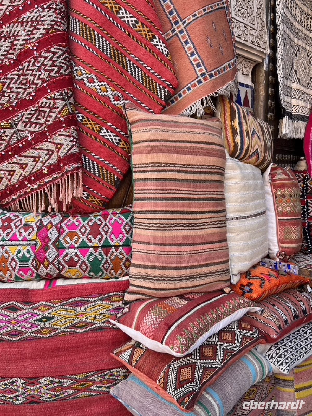 Marrakesch - bunte Kissen und Decken.jpeg &ndash; &copy; Kora Buggel (Eberhardt TRAVEL)