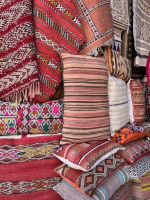 Marrakesch - bunte Kissen und Decken.jpeg &ndash; &copy; Kora Buggel (Eberhardt TRAVEL)