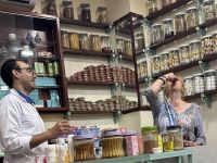 In der Berberapotheke. Heike testet Schwarzkümmel &ndash; &copy; Heike Jack (Eberhardt TRAVEL)