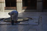 Kleine Waschung vor dem Gebet &ndash; &copy; Gina Egenolf (Eberhardt TRAVEL)