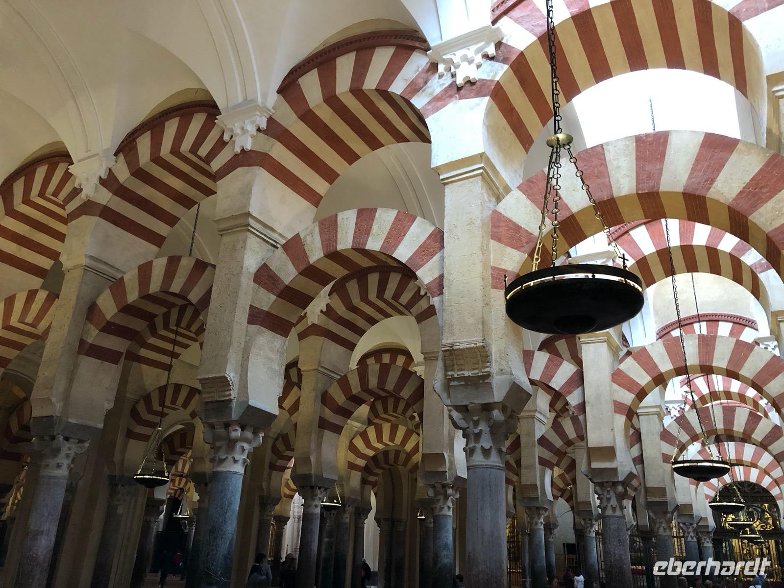 0345 spektakulaeres Inneres Mezquita &ndash; &copy; Sabine C. Seifert (Eberhardt TRAVEL)