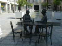 sitzende Männer als Skulptur