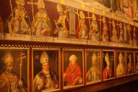 Bischöfliche Ahnenreihe in der Sakristei, untere Reihe, ohne Mitra, der von Goya porträtierte Infant Luis de Borbón y Farnesio, der bei seinem Bruder dem König und dem Papst erreichte, dass er das Kirchenamt ablegen und ein weltliches Leben leben durfte.  &ndash; &copy; Andreas Böcker (Eberhardt TRAVEL)