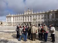 Madrid - Gruppe vor Königlichen Palast &ndash; &copy; Claudia Bernhardt (Eberhardt TRAVEL)
