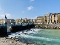 San Sebastian_am Fluss Urumea.JPG &ndash; &copy; Birgit Kirchner (Eberhardt TRAVEL)