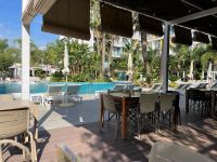 Wohlverdientes Relaxen an der Poolanlage in Malgrat de Mar &ndash; &copy; Carina Schmidt (Eberhardt TRAVEL)