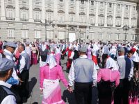 Madrilener - Vorbereitung auf den Tanz vor dem Palacio &ndash; &copy; Marieta Beck (Eberhardt TRAVEL)