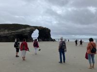 mit Eberhardt Travel am Kathedralenstrand in Galicien &ndash; &copy; Sabine C. Seifert (Eberhardt TRAVEL)