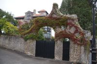 Puerta de Pájaros (Vogelpforte) - geplant von Gaudí für ein Haus in Barcelona, gebaut in Comillas &ndash; &copy; Andreas Böcker (Eberhardt TRAVEL)