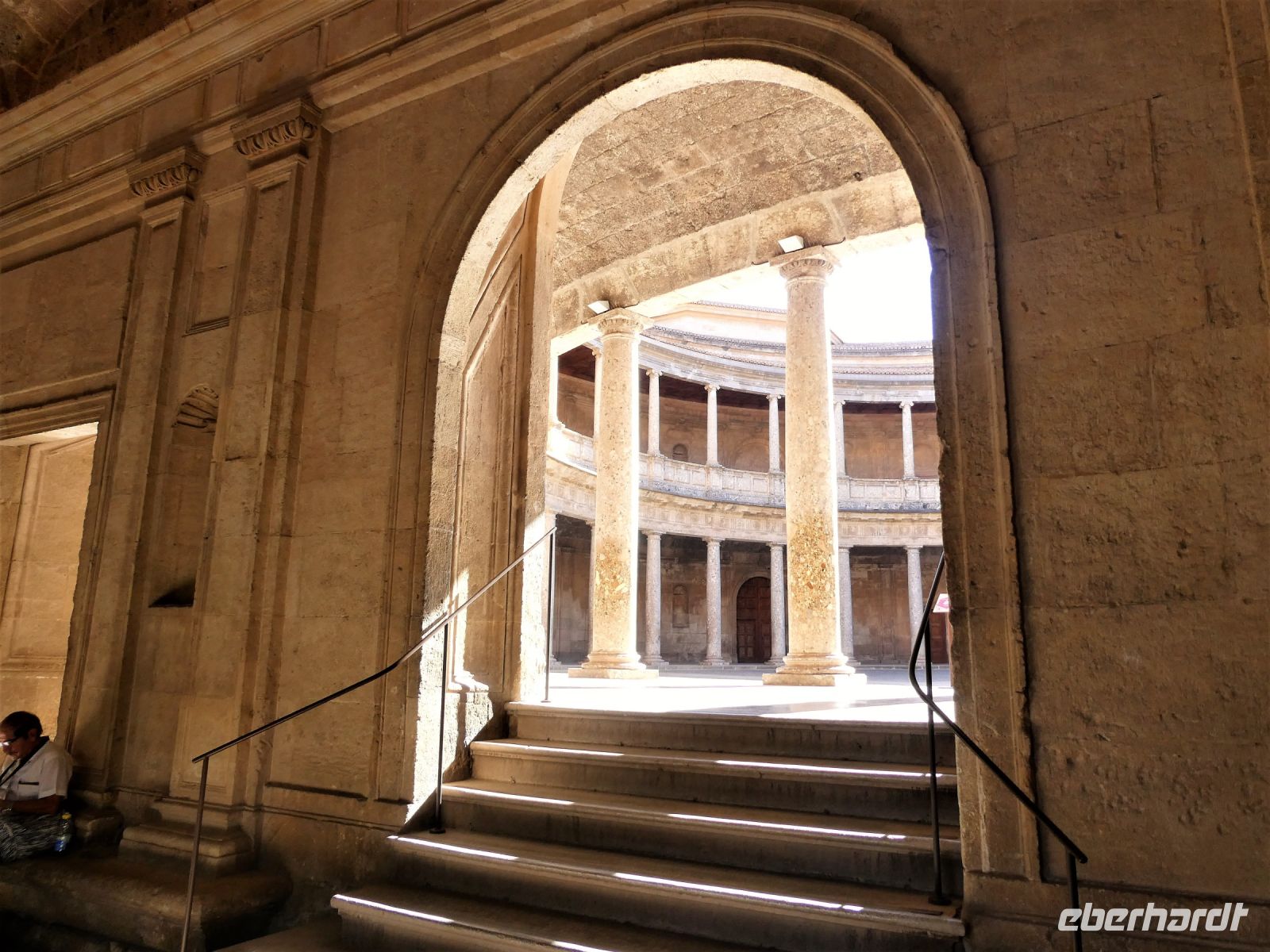 Eingang zum Palast Carlos I. (Karl V.) &ndash; &copy; Gina Egenolf (Eberhardt TRAVEL)