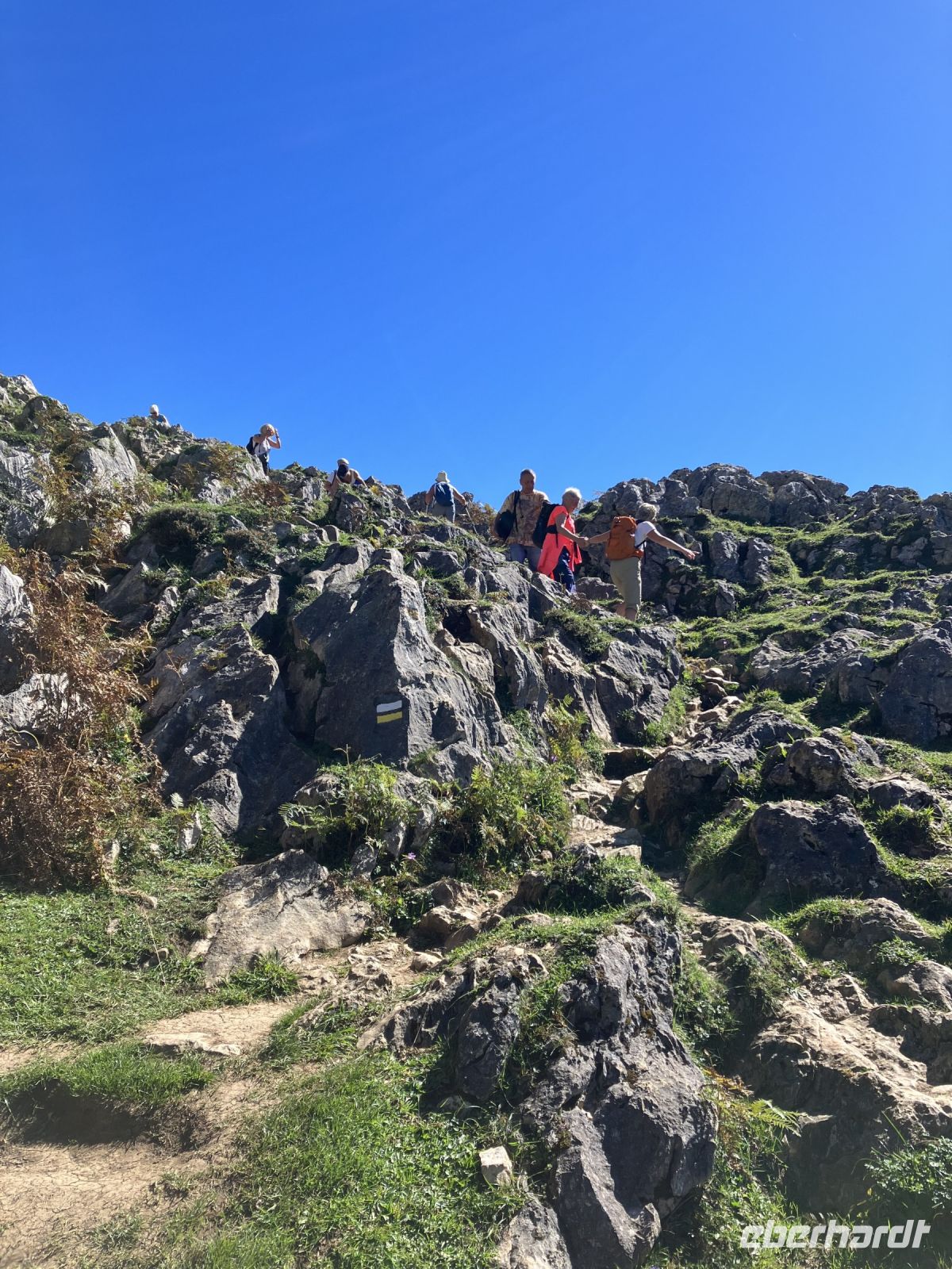 Jeder hilft jedem - Wanderung zwischen den Gletscherseen in Covadonga &ndash; &copy; Sabine C. Seifert (Eberhardt TRAVEL)