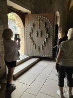 Begeisterung für die Eingangstür San Toribio de Liebana &ndash; &copy; Sabine C. Seifert (Eberhardt TRAVEL)
