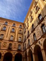 Innenhof Montserrat Kloster &ndash; &copy; Emira Agerbaoui (Eberhardt TRAVEL)