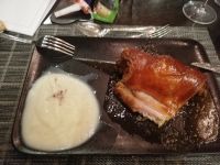 Und dann deftiger Spanferkel - aber sehr lecker &ndash; &copy; Marieta Beck (Eberhardt TRAVEL)