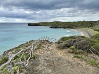 Wir passieren immer wieder einsame Buchten und Strände &ndash; &copy; Anne Schröder (Eberhardt TRAVEL)