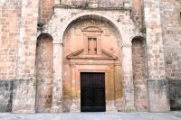 ein weiteres Portal in die Klosterkirche &ndash; &copy; Gina Egenolf (Eberhardt TRAVEL)