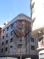 Die bunte Fassade des Mayorazgo Hotel - nähe Gran Via - Madrid &ndash; &copy; Marieta Beck (Eberhardt TRAVEL)