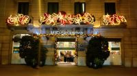 Unser Hotel bei Nacht. Silvester in Barcelona (Petit). &ndash; &copy; Martina Wegener (Eberhardt TRAVEL)